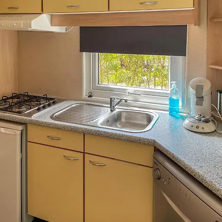 2 Bedroom Amazing Stacaravan In Kemping