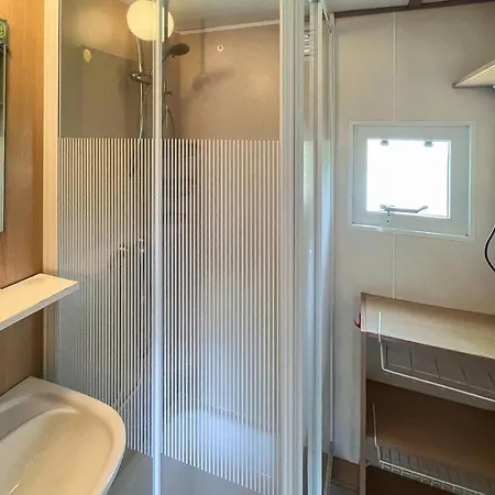 2 Bedroom Amazing Stacaravan In אפ
