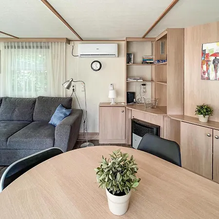2 Bedroom Amazing Stacaravan In אתר קמפינג